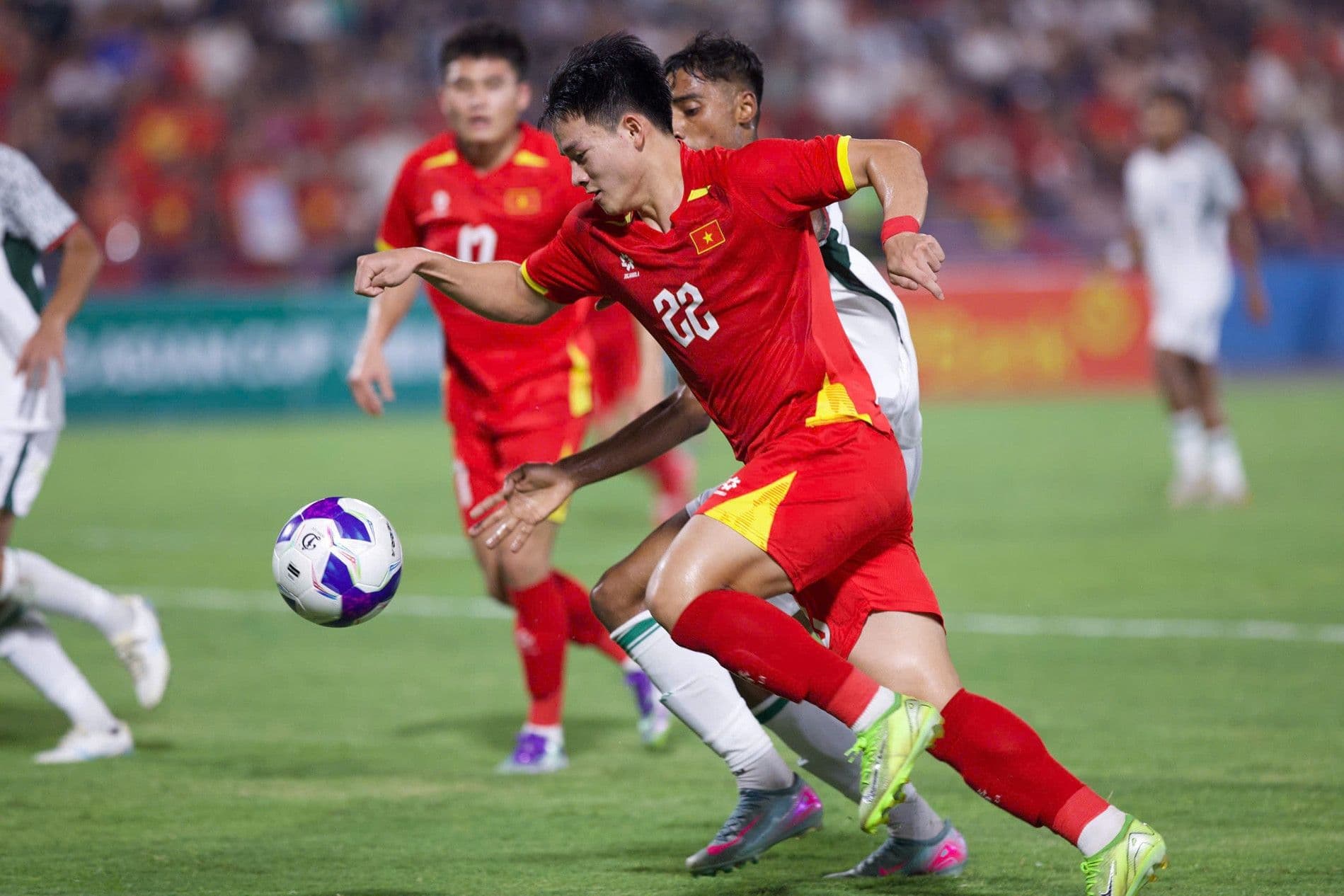 Cầu thủ U23 Việt Nam nỗ lực dẫn bóng trong trận đấu quan trọng.