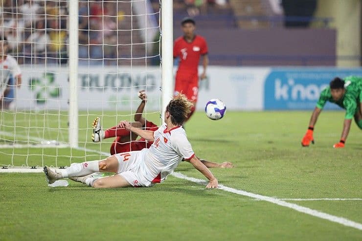 Cầu thủ U23 Việt Nam nỗ lực tấn công khung thành đối phương, thể hiện quyết tâm giành chiến thắng.