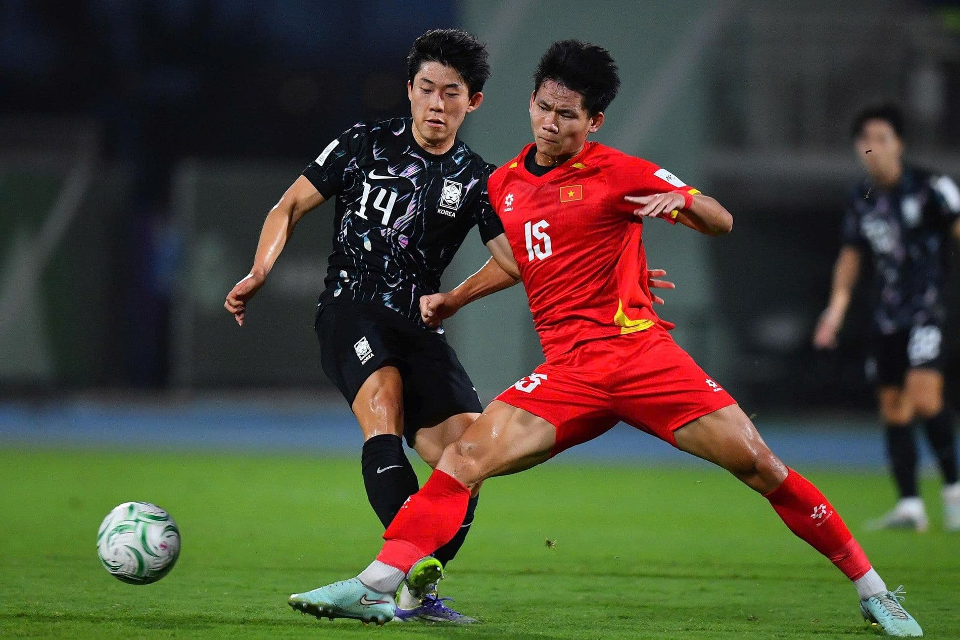 Cầu thủ U23 Việt Nam nỗ lực tranh bóng trước sức ép từ U23 Hàn Quốc