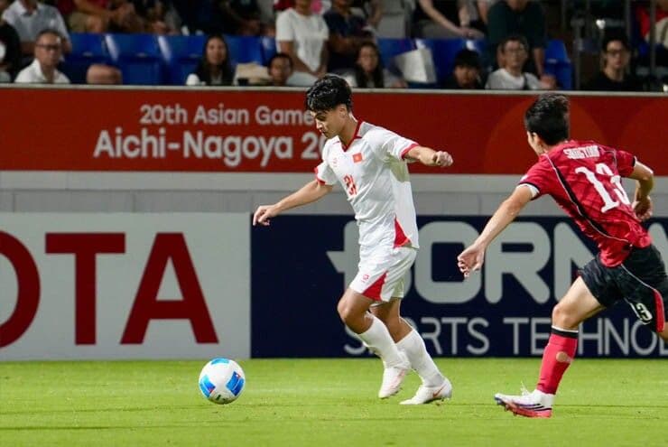 Cầu thủ U23 Việt Nam nỗ lực tranh bóng với đối thủ trong trận đấu tại ASIAD