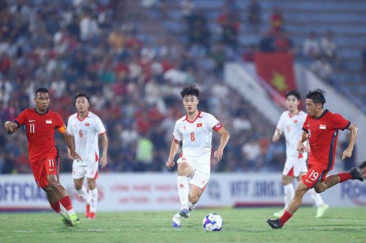 Cầu thủ U23 Việt Nam nỗ lực vượt qua hàng phòng ngự chặt chẽ của U23 Singapore.
