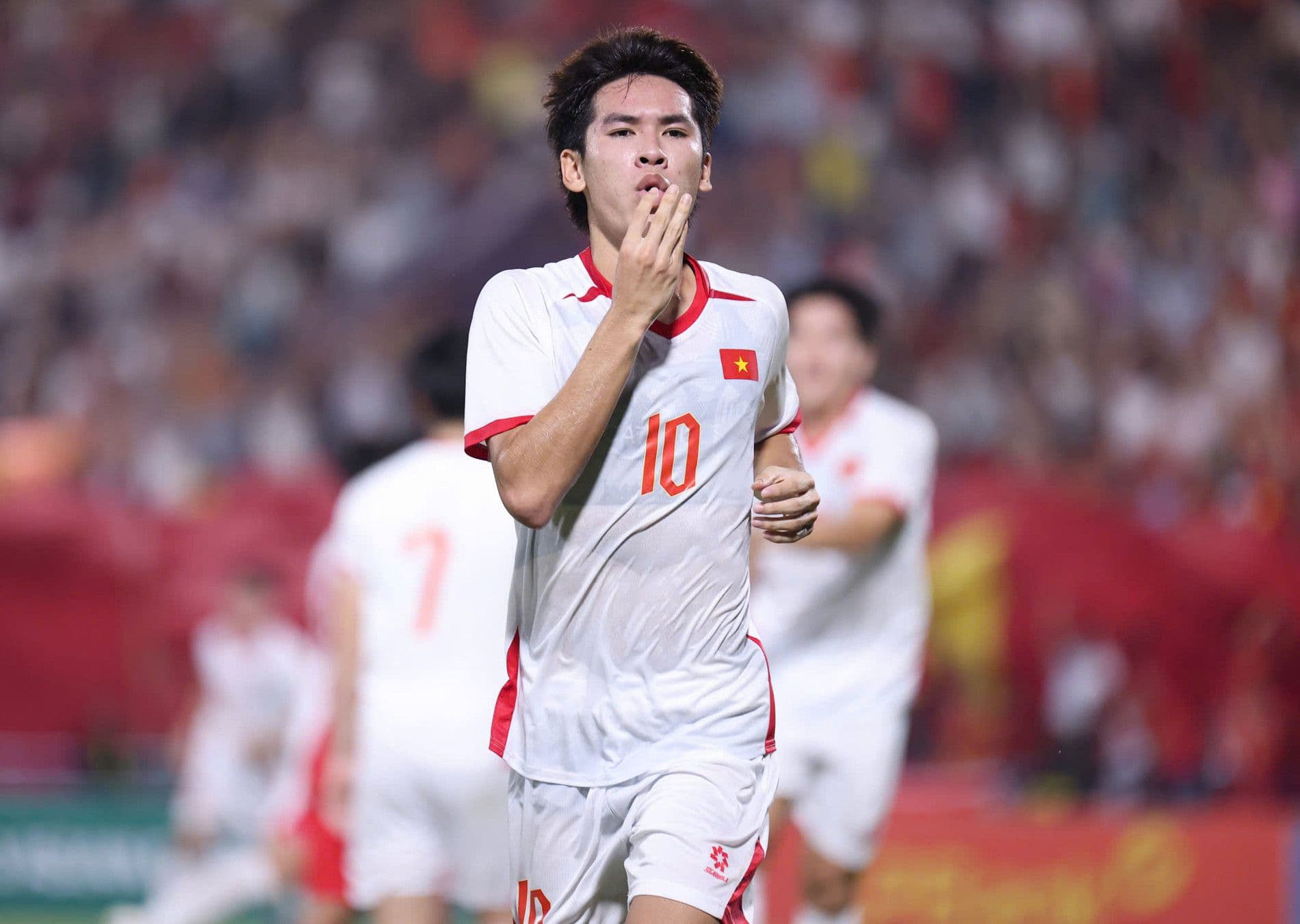 Cầu thủ U23 Việt Nam ăn mừng bàn thắng muộn vào lưới U23 Singapore.