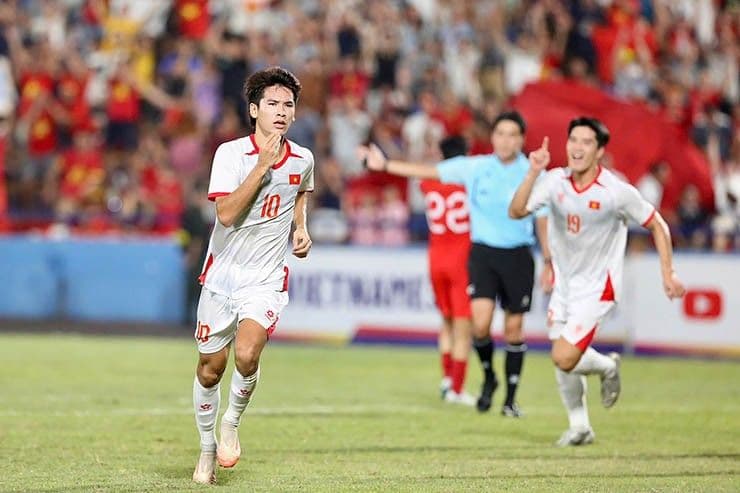Cầu thủ U23 Việt Nam ăn mừng bàn thắng trong trận đấu khó khăn với U23 Singapore.