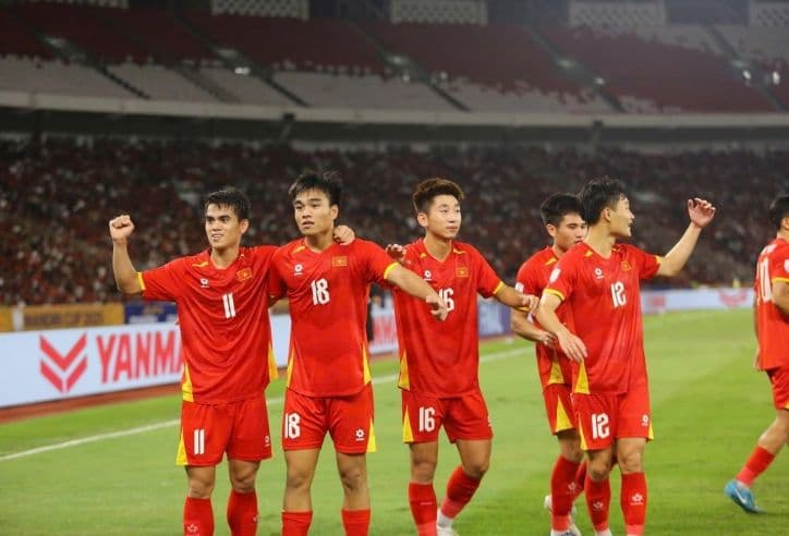 Cầu thủ U23 Việt Nam ăn mừng chiến thắng, thể hiện sức mạnh và sự tự tin của Botafogo.