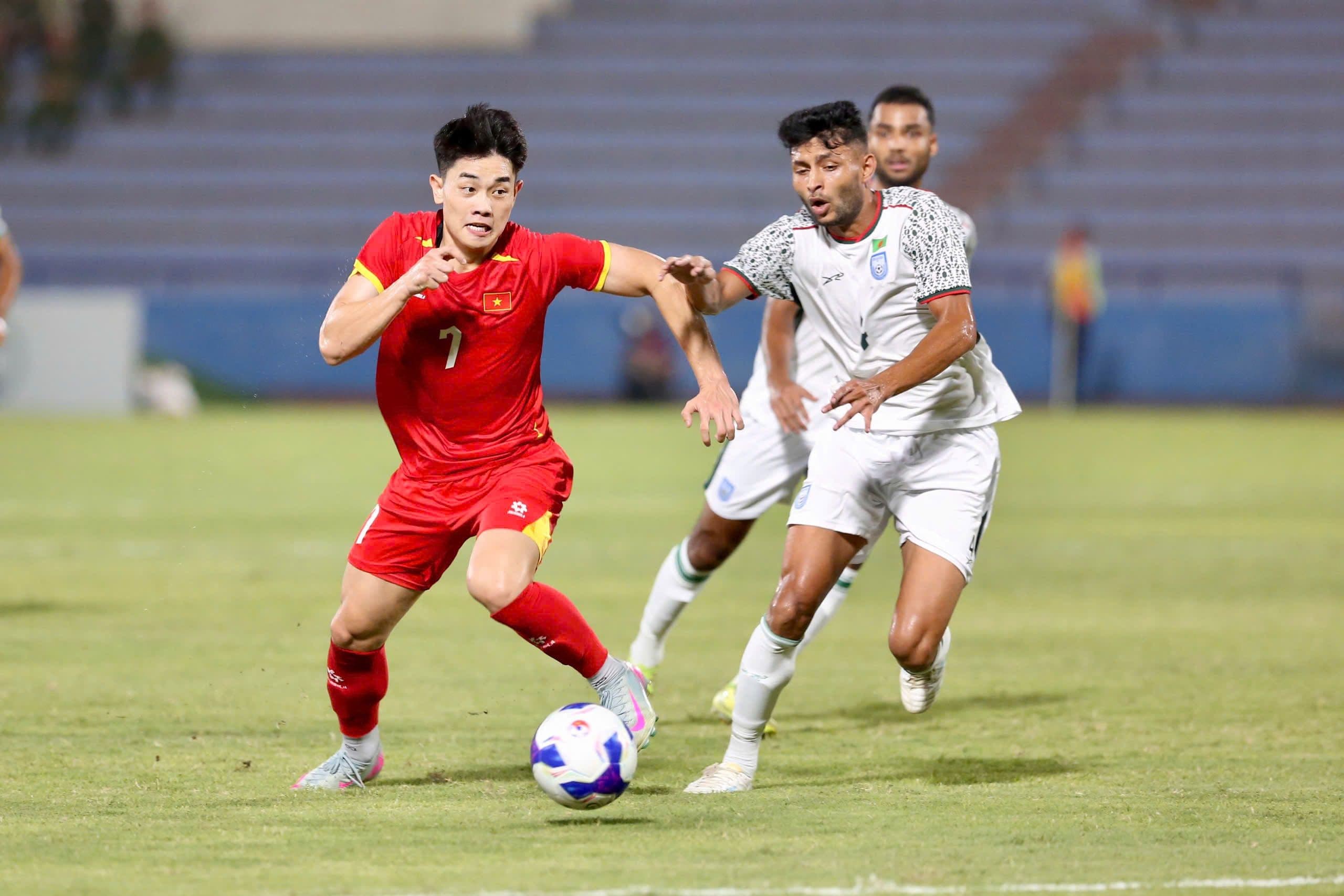 Cầu thủ U23 Việt Nam Đình Bắc nỗ lực đi bóng trước sự đeo bám của hậu vệ U23 Bangladesh.