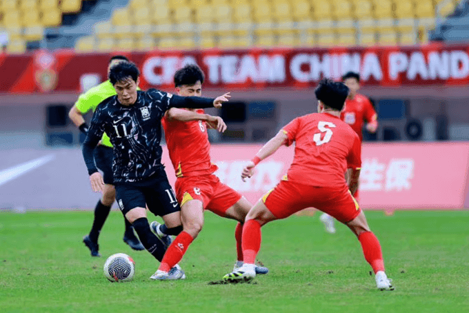 Cầu thủ U23 Việt Nam (áo đỏ) đối đầu với cầu thủ U23 Hàn Quốc (áo đen) trong một trận đấu bóng đá.