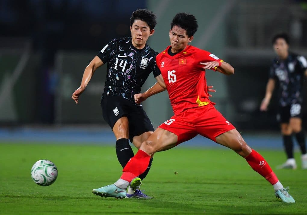 Cầu thủ U23 Việt Nam (áo đỏ) tranh bóng quyết liệt với đối thủ U23 Hàn Quốc (áo đen), minh họa cho vị thế hạt giống số một.