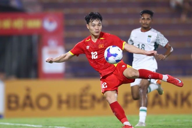 Cầu thủ U23 Việt Nam số 12 thực hiện cú sút trong trận đấu
