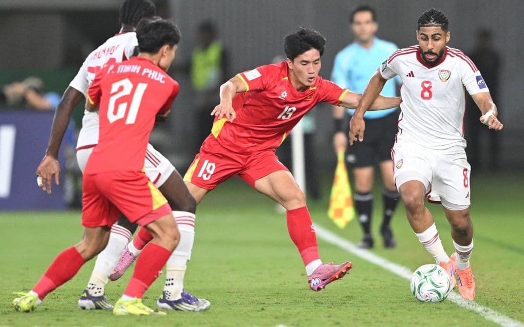 Cầu thủ U23 Việt Nam số 19 (Minh Phúc) tranh bóng quyết liệt với đối thủ U23 UAE trong trận tứ kết