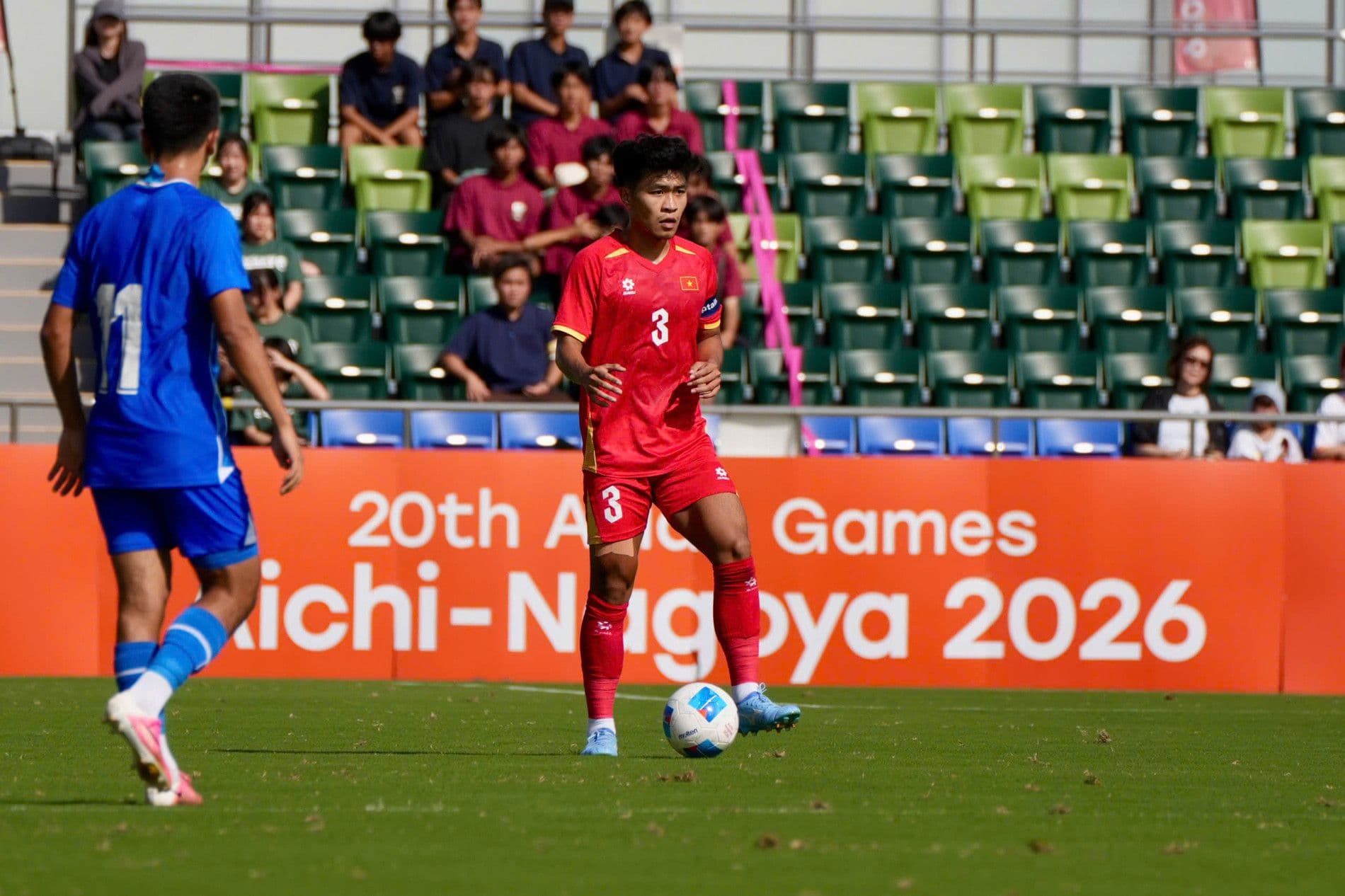 Cầu thủ U23 Việt Nam số 3 đối đầu với cầu thủ U23 Uzbekistan số 11 trong trận đấu tại ASIAD 2026 ở Nagoya, Nhật Bản.