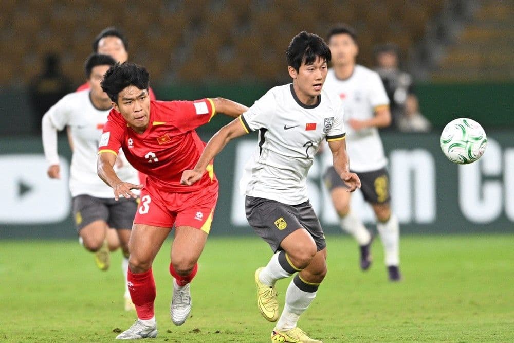 Cầu thủ U23 Việt Nam số 3 tranh bóng với cầu thủ U23 Hàn Quốc số 2 trong trận tứ kết ASIAD 2026