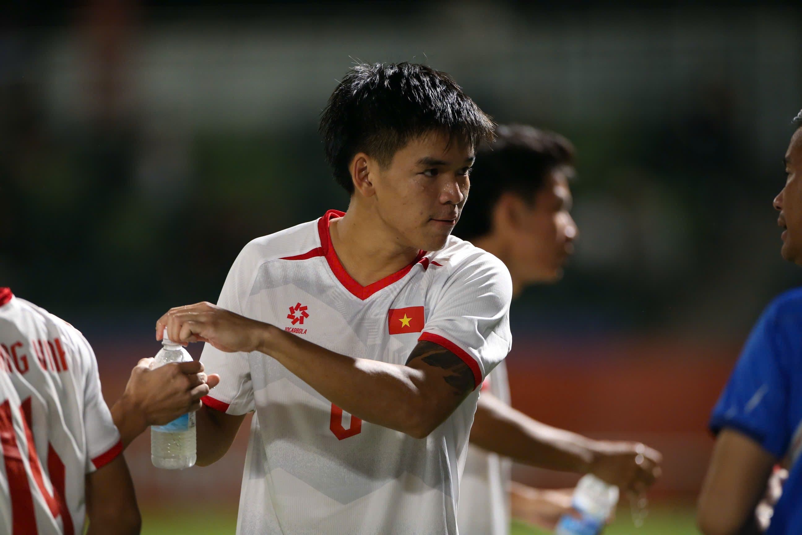 Cầu thủ U23 Việt Nam số 6 uống nước, thể hiện sự mệt mỏi sau những nỗ lực trên sân.