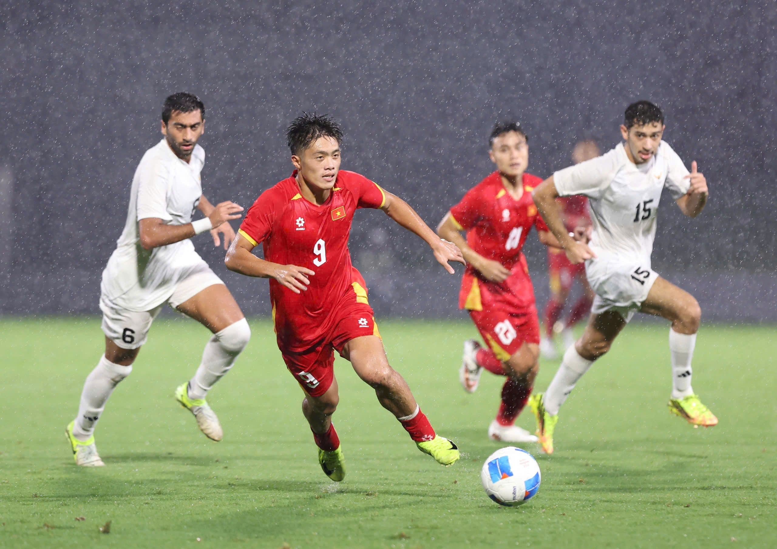 Cầu thủ U23 Việt Nam số 9 đang dẫn bóng trong trận đấu, thể hiện sự nỗ lực và quyết tâm ghi bàn.