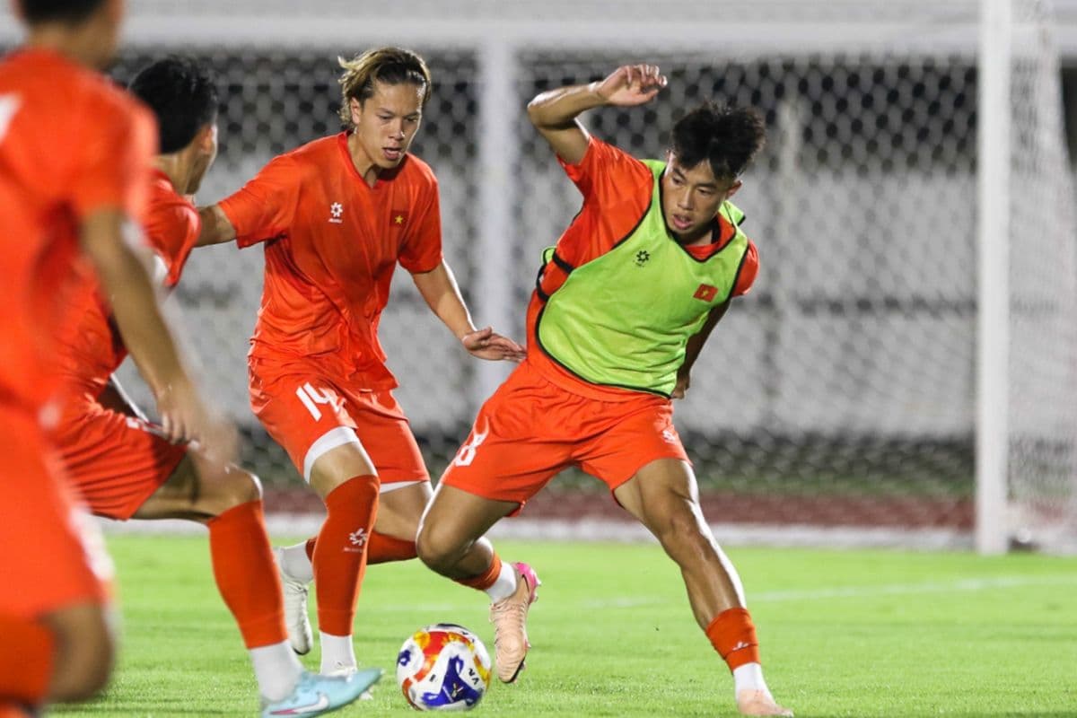Cầu thủ U23 Việt Nam thi đấu trên sân cỏ, thể hiện quyết tâm tại giải U23 Đông Nam Á 2025.