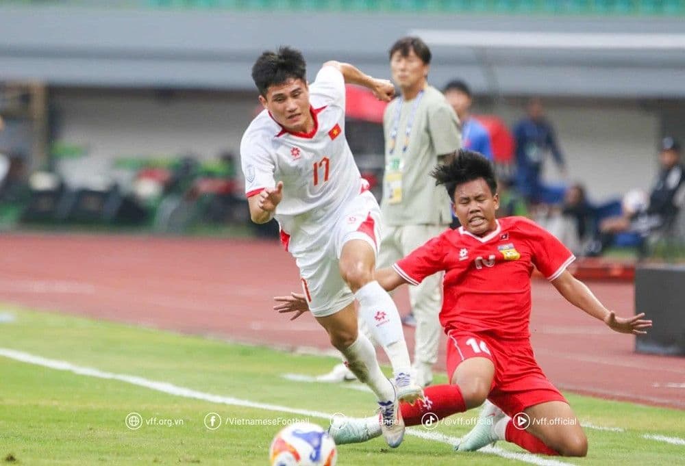 Cầu thủ U23 Việt Nam tranh bóng trong trận đấu với U23 Campuchia, hình ảnh quen thuộc trên sóng trực tiếp VTV5.