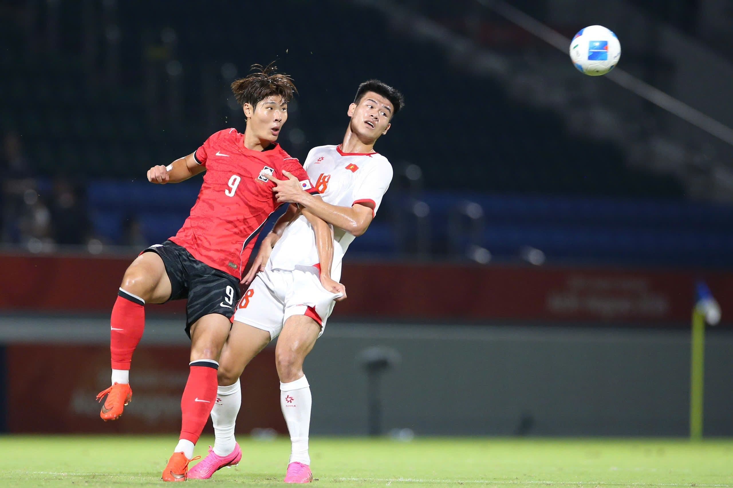Cầu thủ U23 Việt Nam tranh chấp bóng bổng với cầu thủ U23 Hàn Quốc trong trận đấu.