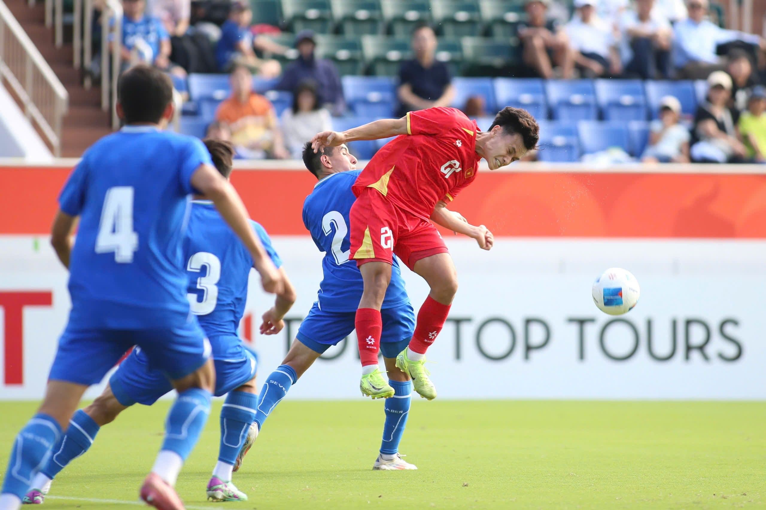 Cầu thủ U23 Việt Nam tranh chấp bóng bổng với đối thủ Uzbekistan mạnh mẽ.