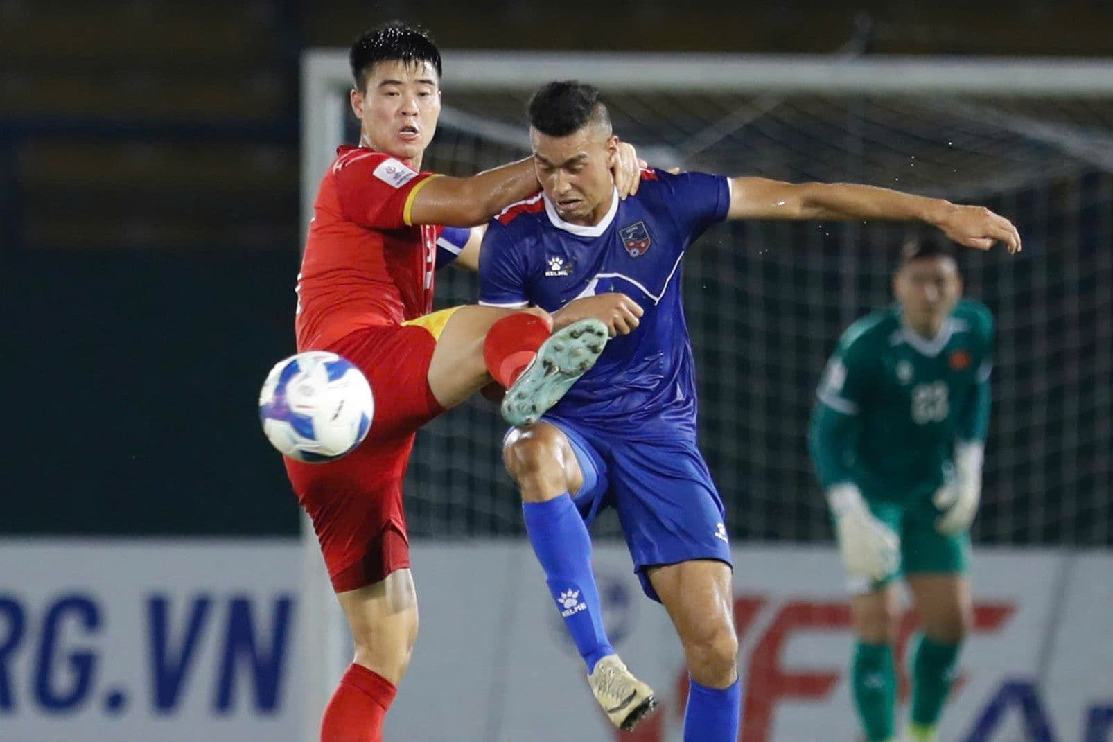 Cầu thủ U23 Việt Nam tranh chấp bóng quyết liệt trong trận đấu