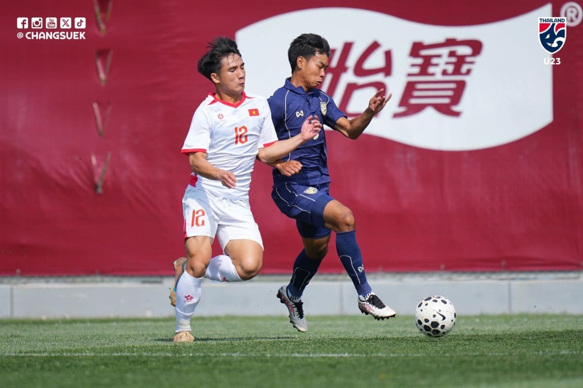 Cầu thủ U23 Việt Nam tranh chấp bóng với đối thủ U23 Thái Lan, thể hiện sự khắc nghiệt của trận đấu