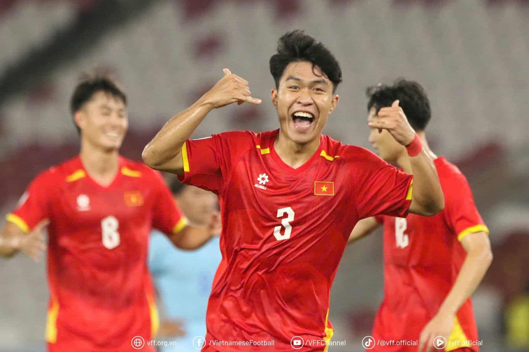 Cầu thủ U23 Việt Nam trên sân, thể hiện tinh thần nỗ lực không ngừng để cải thiện và phát triển.