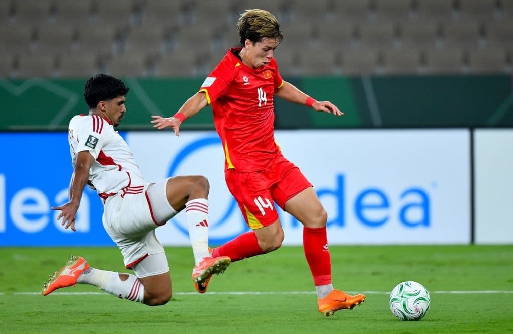 Cầu thủ U23 Việt Nam trong một pha tranh chấp bóng quyết liệt, thể hiện tinh thần chiến đấu cao.