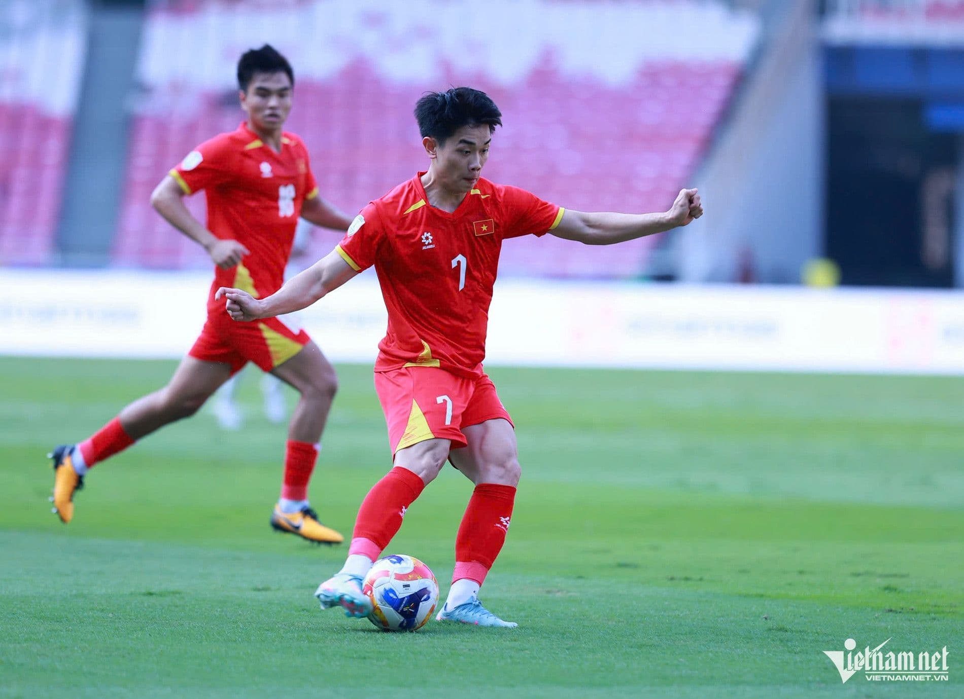 Cầu thủ U23 Việt Nam trong trận đấu, thể hiện sự tiến bộ và quyết tâm trước chung kết U23 Đông Nam Á.