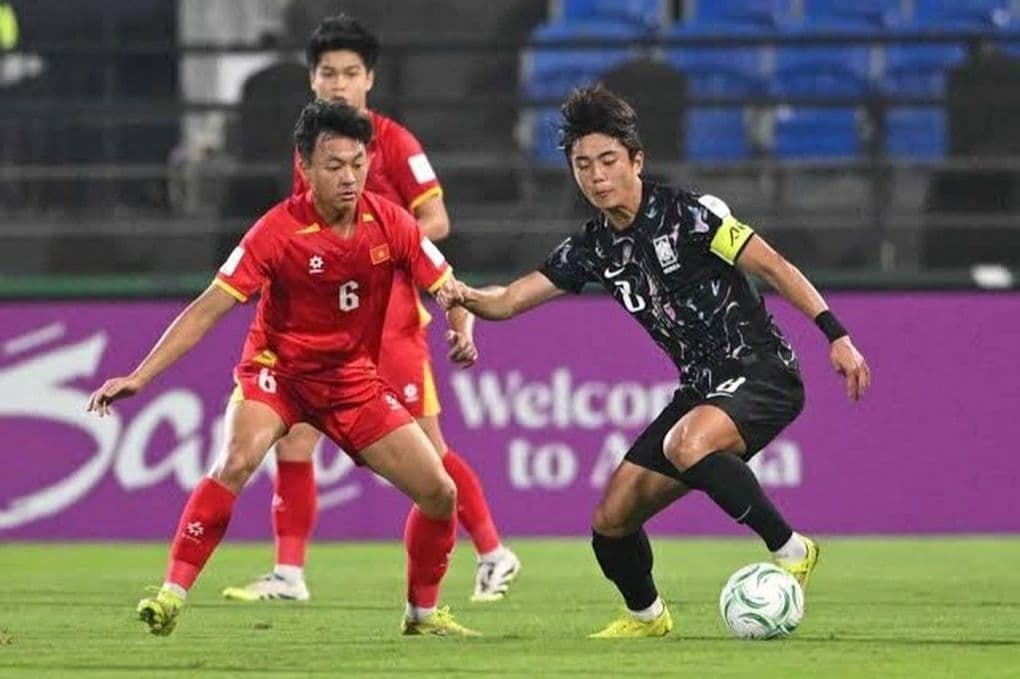 Cầu thủ U23 Việt Nam và U23 Hàn Quốc tranh bóng, gợi nhớ trận thua của Hàn Quốc tại U23 châu Á 2026