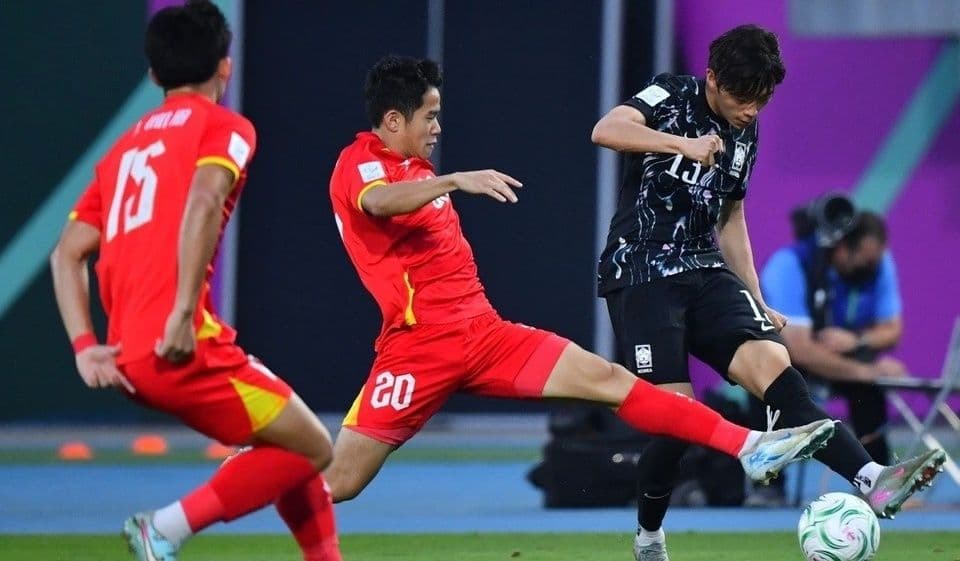 Cầu thủ U23 Việt Nam và U23 Hàn Quốc tranh bóng quyết liệt trong trận tranh hạng ba VCK U23 châu Á 2026.