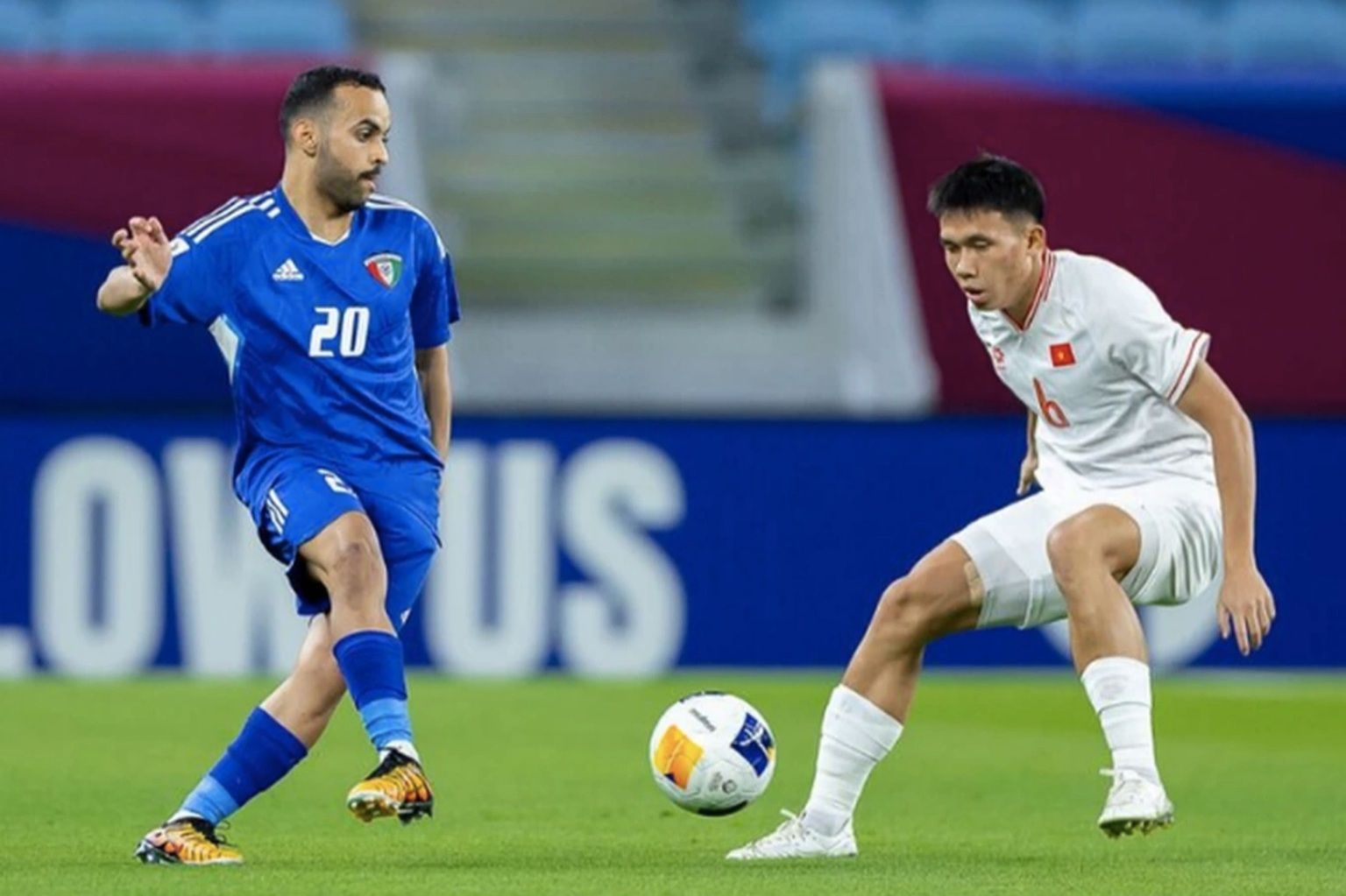 Cầu thủ U23 Việt Nam và U23 Kuwait tranh bóng trong trận đấu tại ASIAD 2026.