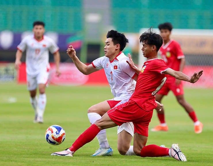 Cầu thủ U23 Việt Nam và U23 Lào tranh chấp bóng quyết liệt trên sân.