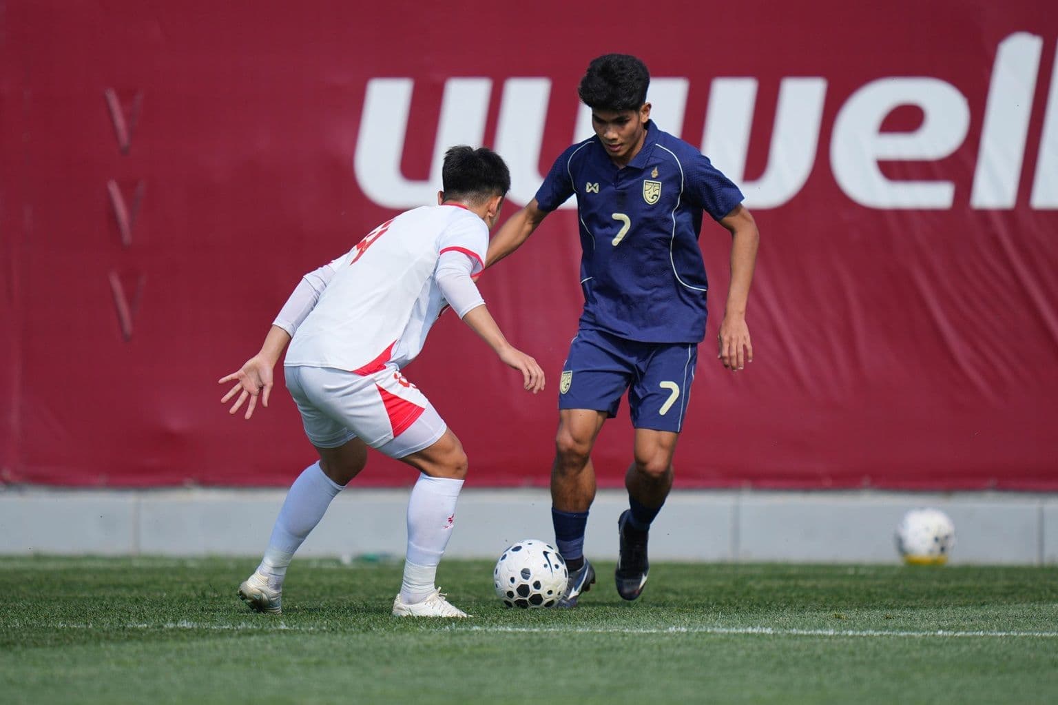 Cầu thủ U23 Việt Nam và U23 Thái Lan tranh bóng quyết liệt trên sân