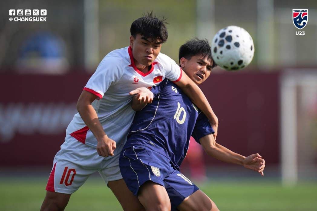 Cầu thủ U23 Việt Nam và U23 Thái Lan tranh chấp bóng quyết liệt trong trận đấu giao hữu.