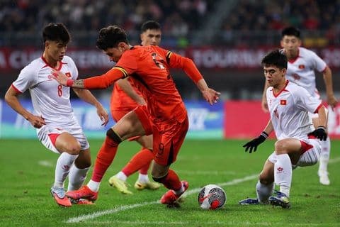 Cầu thủ U23 Việt Nam và U23 Trung Quốc tranh bóng trong trận bán kết U23 châu Á.