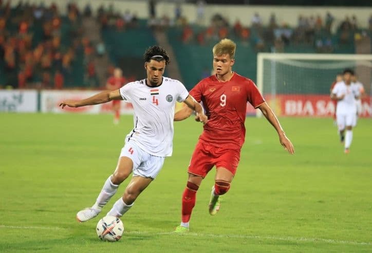 Cầu thủ U23 Việt Nam và Yemen tranh bóng, tượng trưng cho hành trình phát triển và cạnh tranh của bóng đá trẻ châu Á.