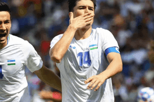 Cầu thủ Uzbekistan ăn mừng bàn thắng, thể hiện tham vọng và áp lực ưu thế của đội tuyển.