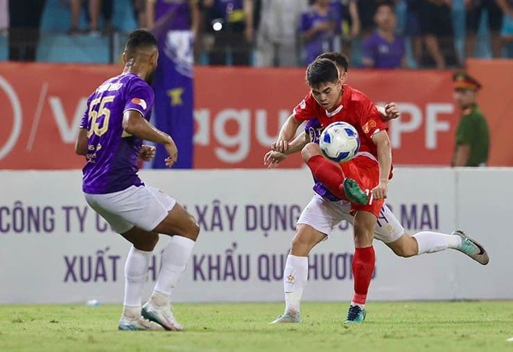 Cầu thủ V-League tranh chấp bóng quyết liệt trên sân cỏ