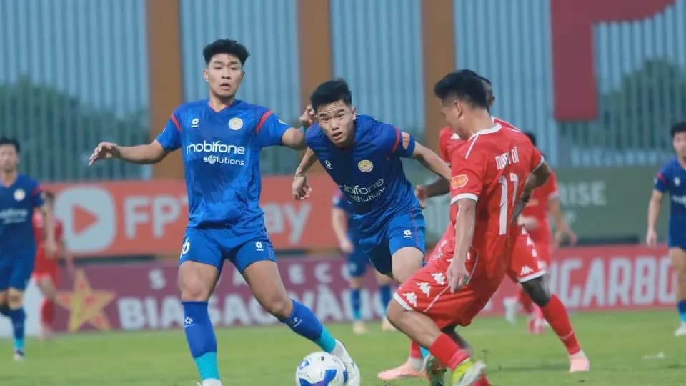 Cầu thủ V-League trong một pha tranh bóng quyết liệt, thể hiện tính chuyên nghiệp và bản sắc của giải đấu