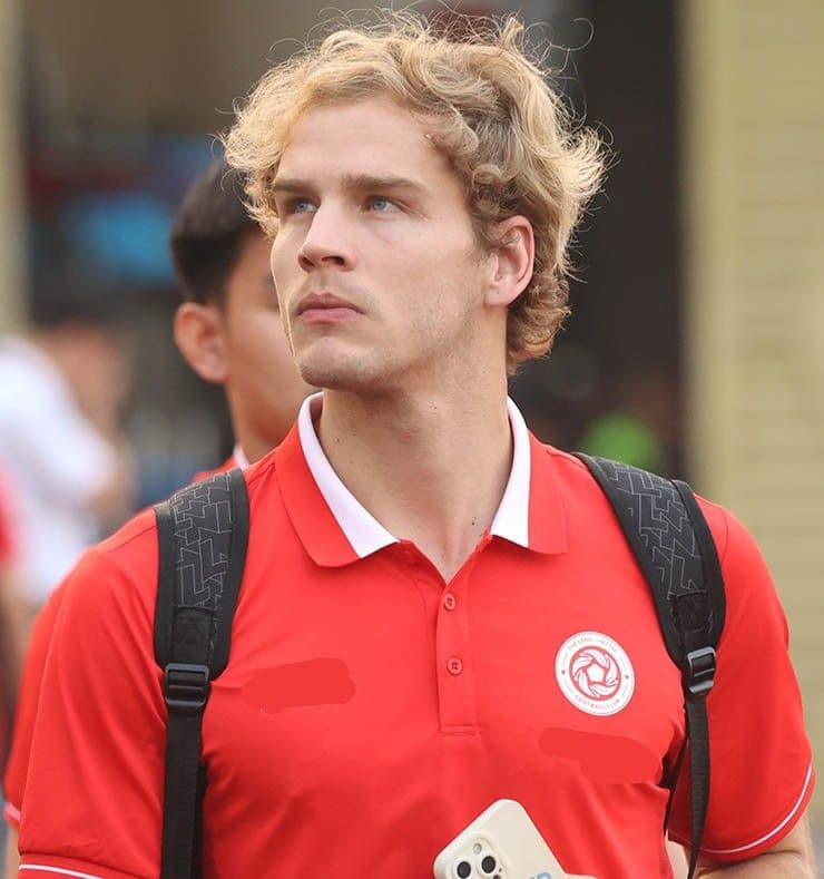 Cầu thủ V-League với ánh mắt quyết tâm trước trận đấu