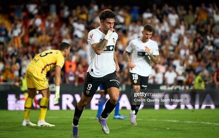 Cầu thủ Valencia ăn mừng bàn thắng tại sân Mestalla