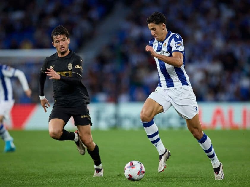 Cầu thủ Valencia và Real Sociedad đối đầu trong trận đấu mở màn La Liga, thể hiện khát vọng an toàn và cuộc đụng độ chiến thuật.