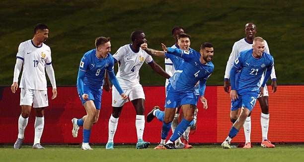 Cầu thủ Victor Palsson của Iceland ăn mừng bàn thắng mở tỷ số vào lưới tuyển Pháp.