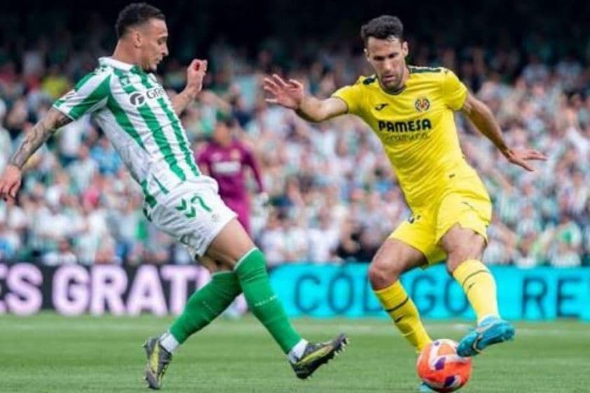 Cầu thủ Villarreal và Real Betis tranh bóng quyết liệt, thể hiện áp lực và bản lĩnh trong trận đấu quan trọng.