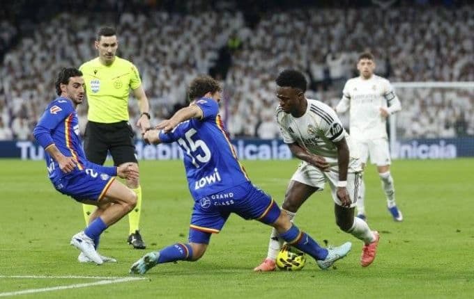 Cầu thủ Vinicius của Real Madrid bị các cầu thủ Getafe đeo bám trong trận thua 0-1 tại Bernabéu.