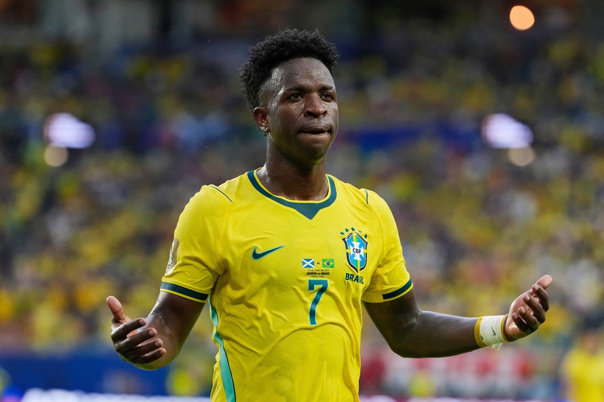 Cầu thủ Vinicius Júnior trong màu áo đội tuyển Brazil