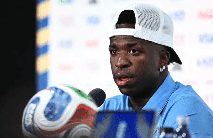 Cầu thủ Vinicius Jr. của Brazil tại buổi họp báo, đại diện cho tài năng tấn công và hành trình tìm lại bản sắc của Selecao.