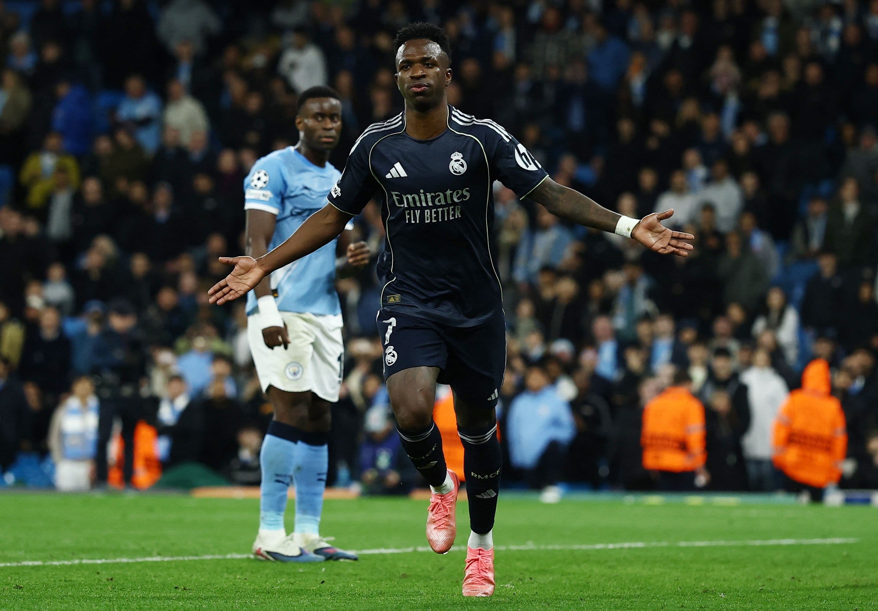 Cầu thủ Vinicius Jr. của Real Madrid đối đầu với Man City trong trận đấu Champions League.