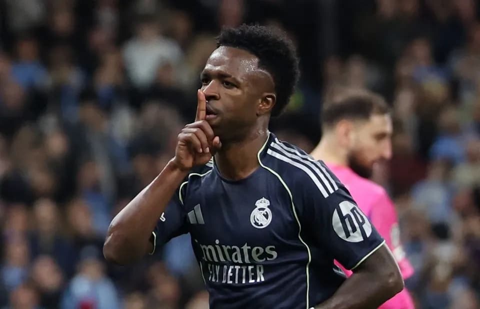 Cầu thủ Vinicius Jr. của Real Madrid làm động tác "suỵt" về phía khán giả trong trận đấu Champions League, thể hiện sự tự tin và bản lĩnh.
