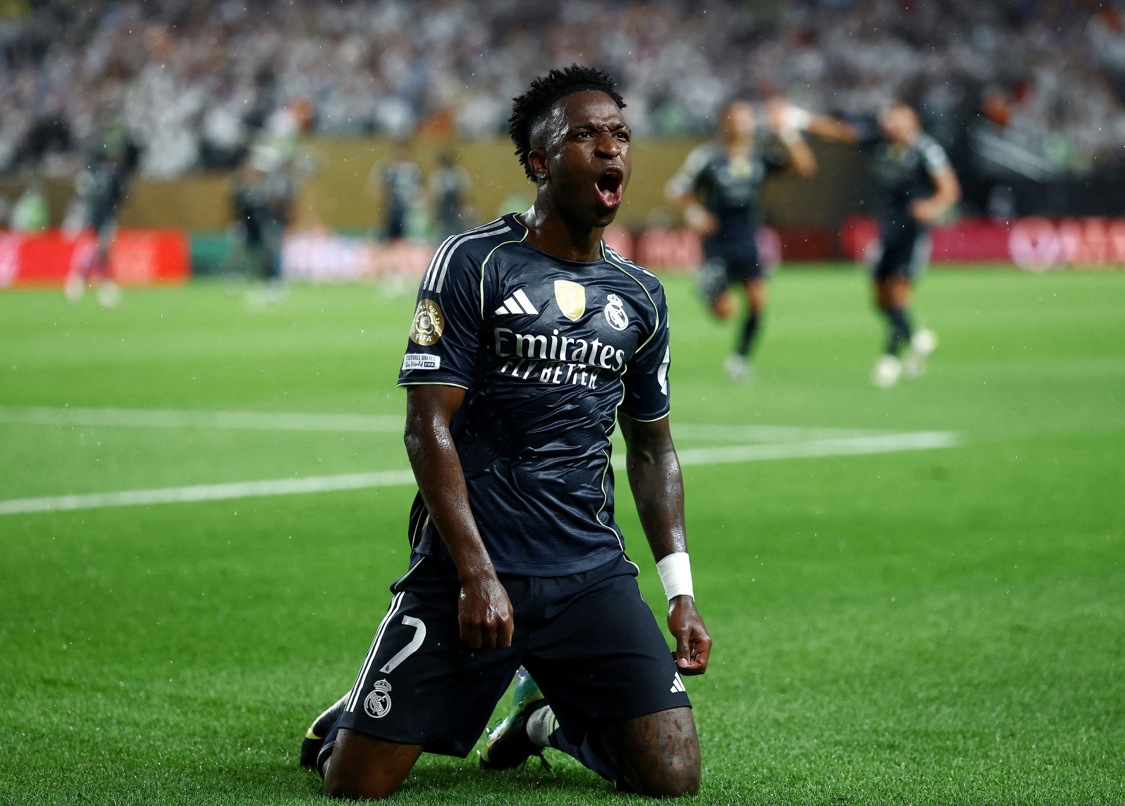 Cầu thủ Vinicius Jr. của Real Madrid ăn mừng bàn thắng dưới mưa tầm tã.