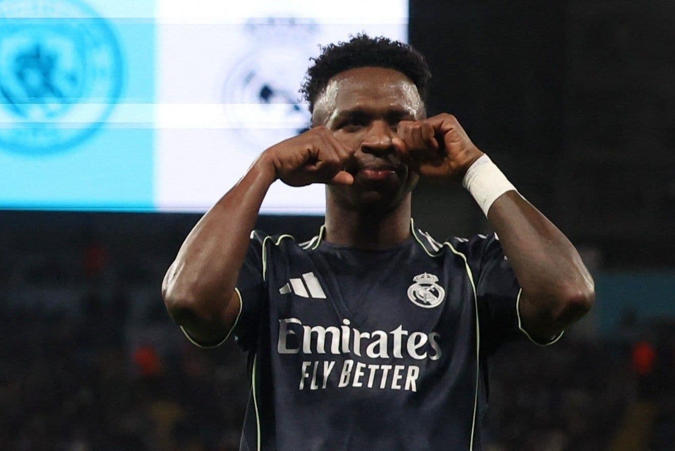 Cầu thủ Vinicius Jr. của Real Madrid ăn mừng bàn thắng, tượng trưng cho sự tỏa sáng cá nhân.