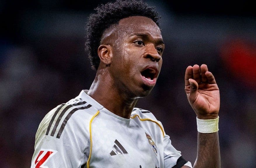 Cầu thủ Vinicius Jr. của Real Madrid thể hiện sự thất vọng và áp lực trong một trận đấu.